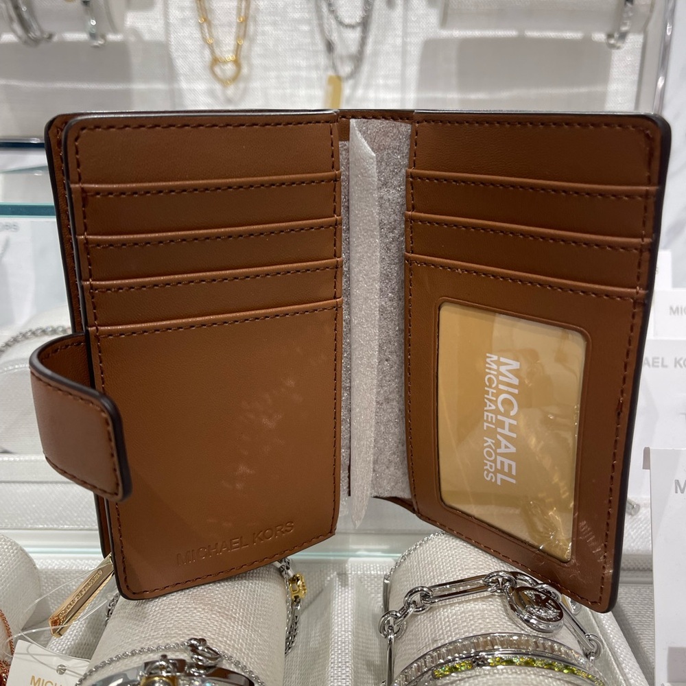 MICHAEL KORS Jet Set Medium Zip CN Two-Tone Logo Bifold Wallet
Brown Multi
NWT - Picture 5 of 16